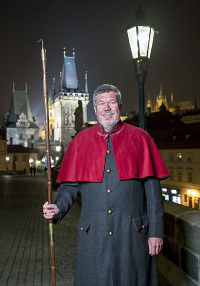Laternenanzünder Jan Žákovec bringt historische Kandelaber zum Leuchten