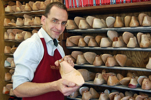Bevor Schuster Radek Zachariáš zu nähen beginnt, fertigt er ein Fußmodell aus Holz.