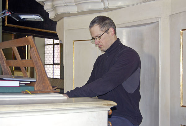 Orgelexperte Štěpán Svoboda sitzt regelmäßig selbst am Spieltisch.