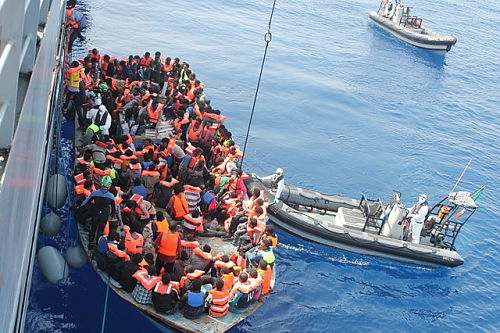 Flüchtlinge werden im südlichen Mittelmeer von einem irischen Kriegsschiff gerettet (Sommer 2015).