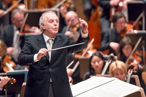 Daniel Barenboim dirigiert Bruckners fünfte Sinfonie.