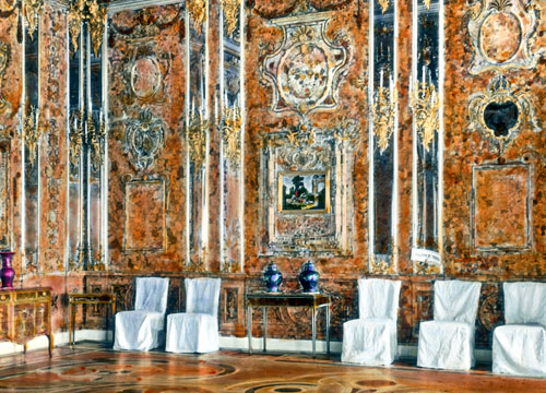 Bis zum Zweiten Weltkrieg befand sich das Bernsteinzimmer im Katharinenpalast bei Sankt Petersburg.