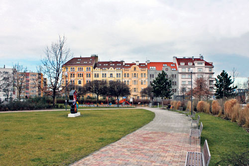 Ein großer Park prägt den Ortenovo náměstí in Holešovice.