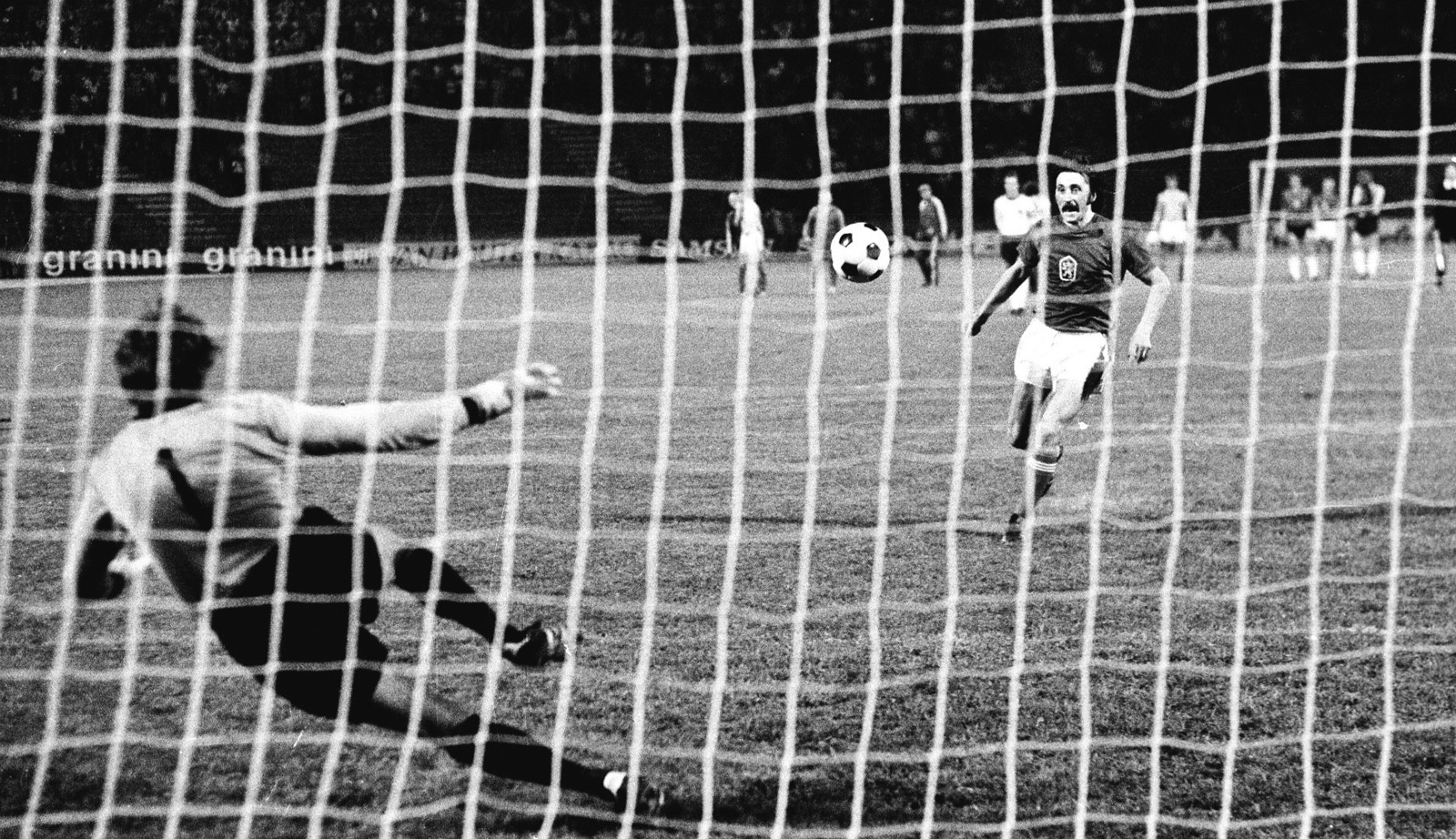 Blamage für den Weltmeister: Panenka besiegelte per Elfmeter die Niederlage im EM-Finale 1976.