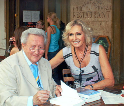 Lutz Jahoda bei einer Signierstunde mit Sängerin Helena Vondráčková in Prag