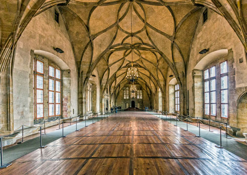 Baumeister Benedikt Ried errichtete 1490 bis 1502 im Alten Königspalast der Prager Burg den Vladislav-Saal.