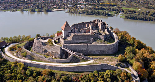 Der Name Visegrád kommt von der ungarischen Festung an der Donau, in der Könige aus Ungarn, Böhmen und Polen 1335 wirtschaftlich-politische Verhandlungen führten.