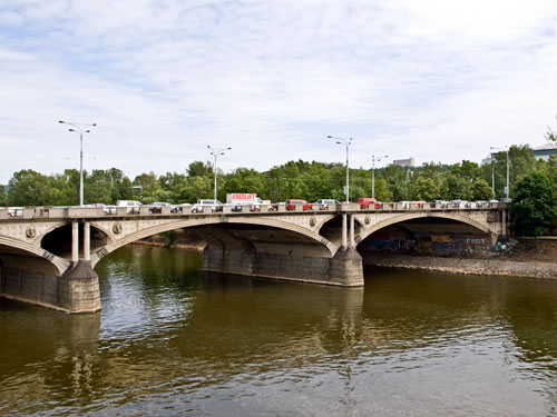 Die Hlávka-Brücke an der Hetzinsel (Štvanice) ist Teil der Nord-Süd-Magistrale.