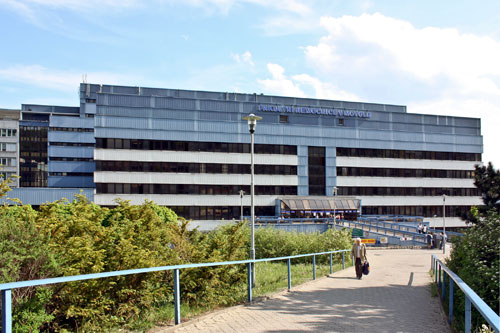 Das Universitätsklinikum Motol (Fakultní nemocnice v Motole) ist mit über 800.000 Patienten pro Jahr und rund 5.000 Mitarbeitern die größte Gesundheitseinrichtung des Landes.