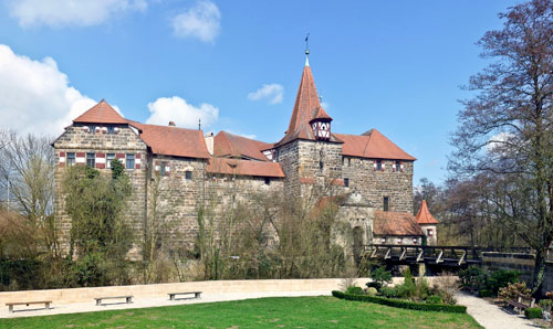 Karl IV. ließ Mitte des 14. Jahrhunderts in Lauf an der Pegnitz (Mittelfranken) das Wenzelschloss errichten.