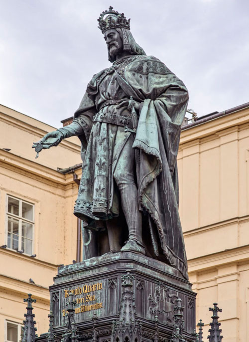 Bronzestatue für Karl IV. auf dem Kreuzherrenplatz in Prag