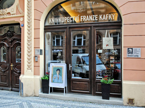 In der Franz-Kafka-Buchhandlung könnte man sich dessen Werke zum Nachlesen kaufen – falls sie geöffnet hat.