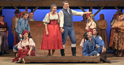 Die Oper versetzt den Zuschauer in ein böhmisches Dorf.