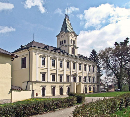 Thun wurde 1942 im Schloss Kwassitz (heute Kvasice) geboren.