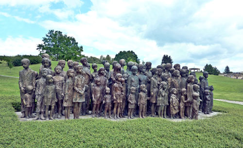 Am Ort des Geschehens erinnert ein Denkmal an das Schicksal der Kinder von Lidice.