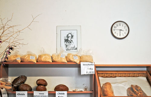 Porträt Freuds über den Auslagen der örtlichen Bäckerei.