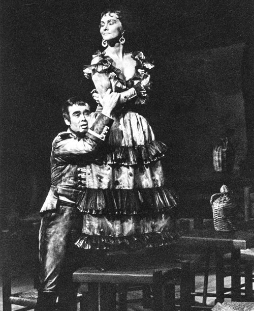 Červená an der Seite von James King in ihrer Paraderolle als „Carmen“ (1962).