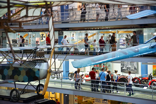 Flugzeug, Automobil stehen im Technikmuseum im Mittelpunkt.