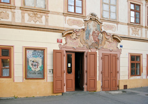 Rustikale Kneipe hinter barocker Fassade: „U Černého vola“