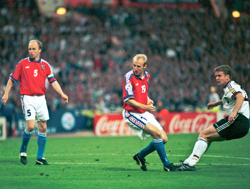 30. Juni 1996: Oliver Bierhoff schießt Deutschland zum dritten EM-Titel. Miroslav Kadlec (links) und Karel Rada haben das Nachsehen.