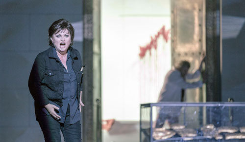 Die britische Opernsängerin Susan Bullock zeigt während der gesamten Inszenierung eine unglaubliche Energieleistung.