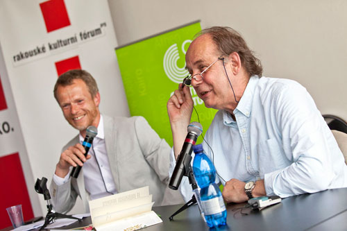 Mit einigen von ihm übersetzten Autoren wie Klaus Modick (rechts) ist Tomáš Dimter (links) auch befreundet.