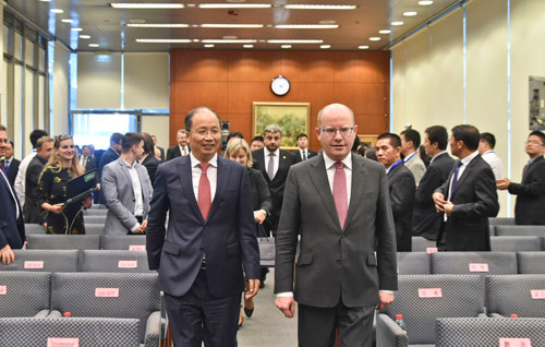 Sobotka mit dem Vorsitzenden der Industrial und Commercial Bank of China