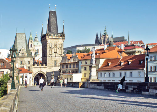 Im 12. Jahrhundert errichtet, ist der Judithturm eines der ältesten Baudenkmäler in Prag. Der höhere Brückenturm kam erst später hinzu.