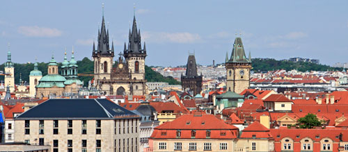 Beim Blick auf die Altstadt ragen die Türme der Teynkirche (links) und andere Wahrzeichen wie der Pulverturm (Mitte) und der Turm des Altstädter Rathauses (rechts) aus dem Meer der roten Dächer hervor.