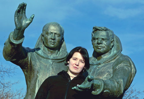 Lucie Ferstová am „Denkmal der Kosmonauten“ – zwischen Vladimír Remek (links) und Alexei Gubarew – vor der Prager U-Bahn-Station Háje, die bis 1990 "Kosmonautů" hieß