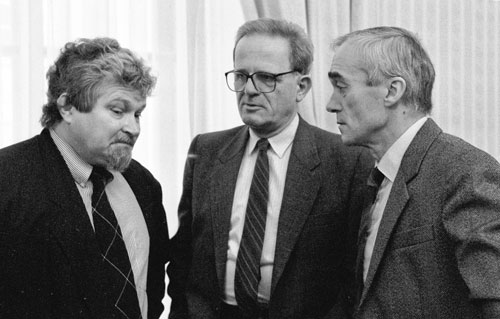 Der damalige Premierminister Petr Pithart mit Vizepremier Milan Lukeš und Industrieminister Jan Vrba (von links) im November 1991