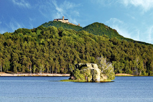 Der romantische Dichter Karel Hynek Mácha gab diesem See bei Doksy seinen Namen. Im Hintergrund ist die Burg Bezděz zu sehen.