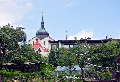 Der Weg zum Berg Zelená hora führt durch ein Wohngebiet. Die berühmte Wallfahrtskirche ist schon zu sehen.