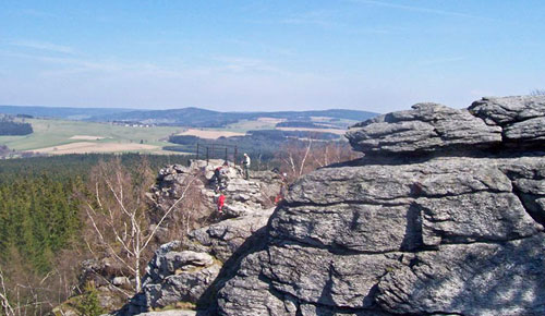 Die Saarer Berge zu Füßen: Ausblick vom Hohen Felsen (Pasecká skála)