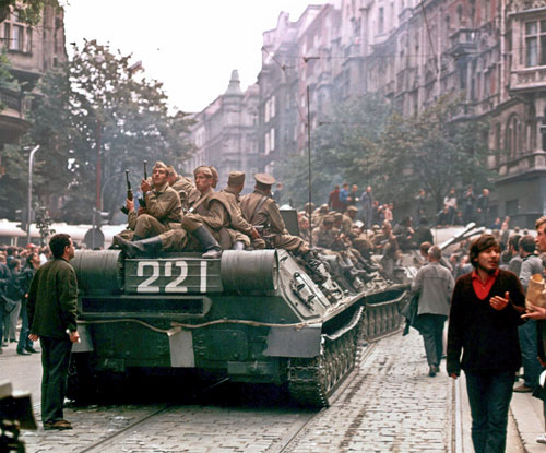 Mit Entsetzen beobachtete Reinerová die durch Prag rollenden Panzer.