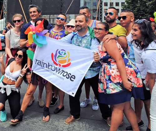 Ernstes Thema, gute Stimmung: Besucher der internationalen Konferenz der Roma aus der LGBT-Community tauschten in Prag Erfahrungen aus.