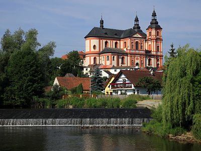 Die Mariä-Himmelfahrt-Kirche dominiert das Ortsbild von Přeštice.