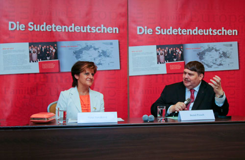 Bernd Posselt diskutierte am Samstag auch mit Nina Nováková, Parlamentarierin der Partei TOP 09.