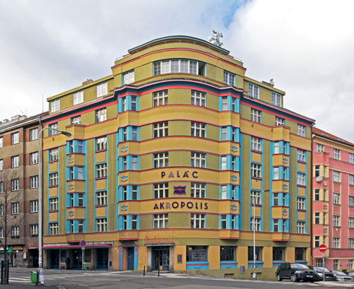 Die bunte Fassade lockt nicht nur Besucher aus Žižkov in das 1928 eingeweihte Gebäude.