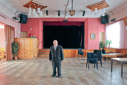 Nach Jahrzehnten kehrte Franz Bauer in den Saal des Hotel Hubertus in Poběžovice zurück.