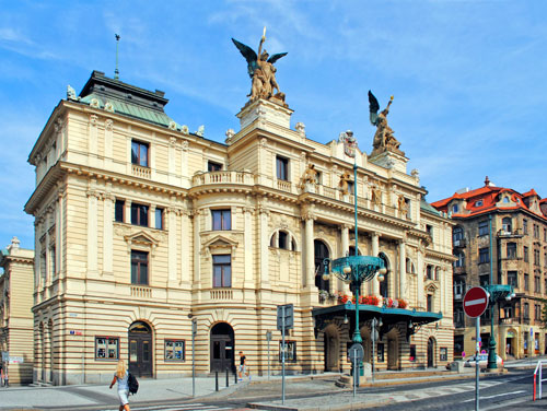 Ab 1939 gehörte Letenská zum Ensemble des Theaters in den Weinbergen.