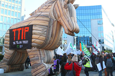 „TTIP ist ein trojanisches Pferd“ – Die Piraten demonstrieren gegen das Freihandelsabkommen.