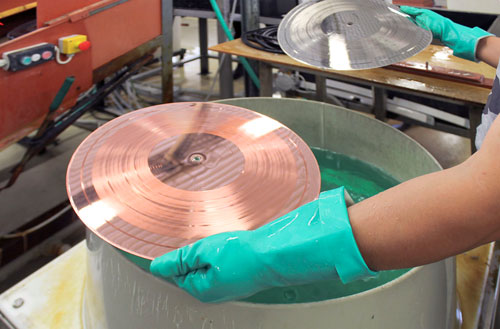 Wie werden eigentlich Schallplatten gemacht? Platten-Rohling und sein Duplikat nach dem Galvanikprozess
