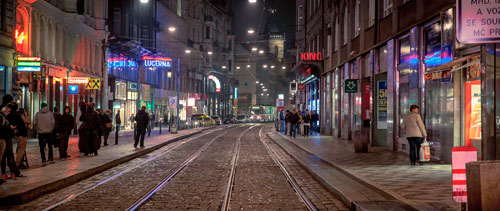 Die Lichter machen die Nacht zum Tag. Zwischen den Kinos Lucerna und Světozor warten Prager und Touristen auf die Straßenbahn, die sie nach Hause bringt – oder noch zu einem 24-Stunden-Laden.