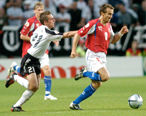 Karel Poborský ließ sich im letzten Vorrundenspiel der EM 2004 von Philipp Lahm nicht aufhalten.