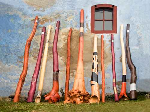 Form und Länge bestimmen den Klang der Didgeridoos.