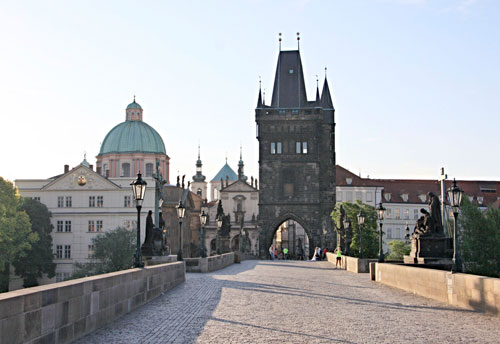 Der in der zweiten Hälfte des 14. Jahrhunderts errichtete Brückenturm erhebt sich über dem ersten Pfeiler der Karlsbrücke.