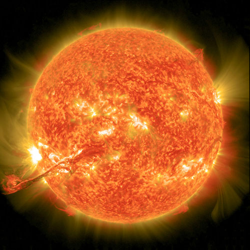 Das Magnetfeld der Sonne verursacht mächtige Eruptionen.