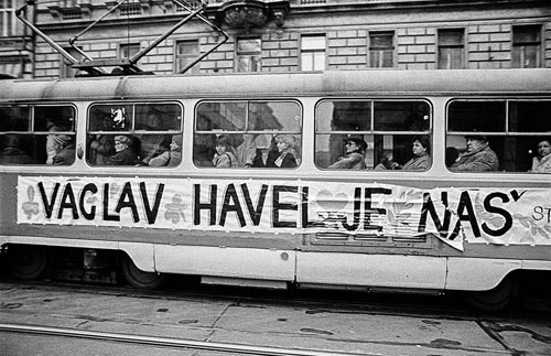 „Václav Havel gehört uns“: Prager Straßenbahn im Dezember 1989