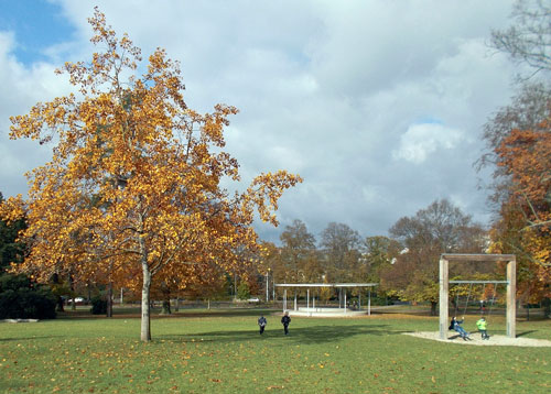 Jugendliche schätzen den Comenius-Park in Zlín nicht nur wegen der Bäume.